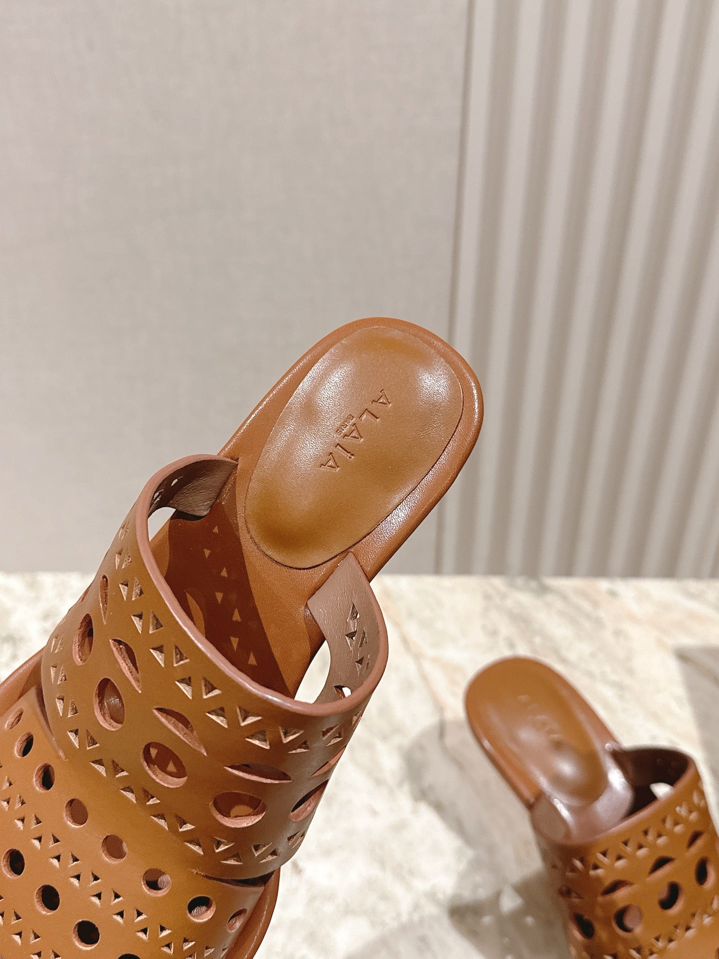 Alaia 2025 Vienne Cutout Kitten-Heel Slide Sandals Brown Leather 293649