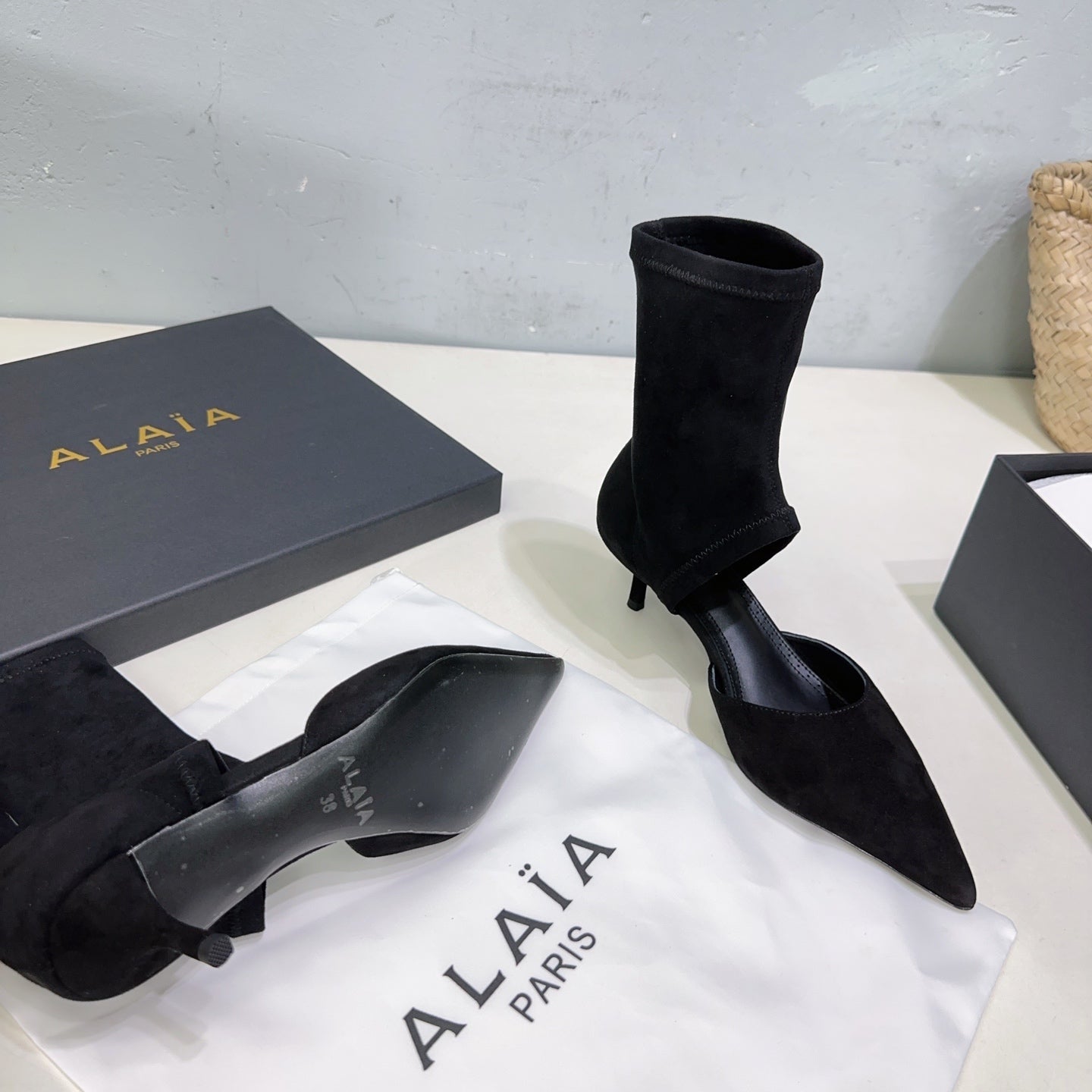 Alaia's new fall/winter ankle boots black suede 388513