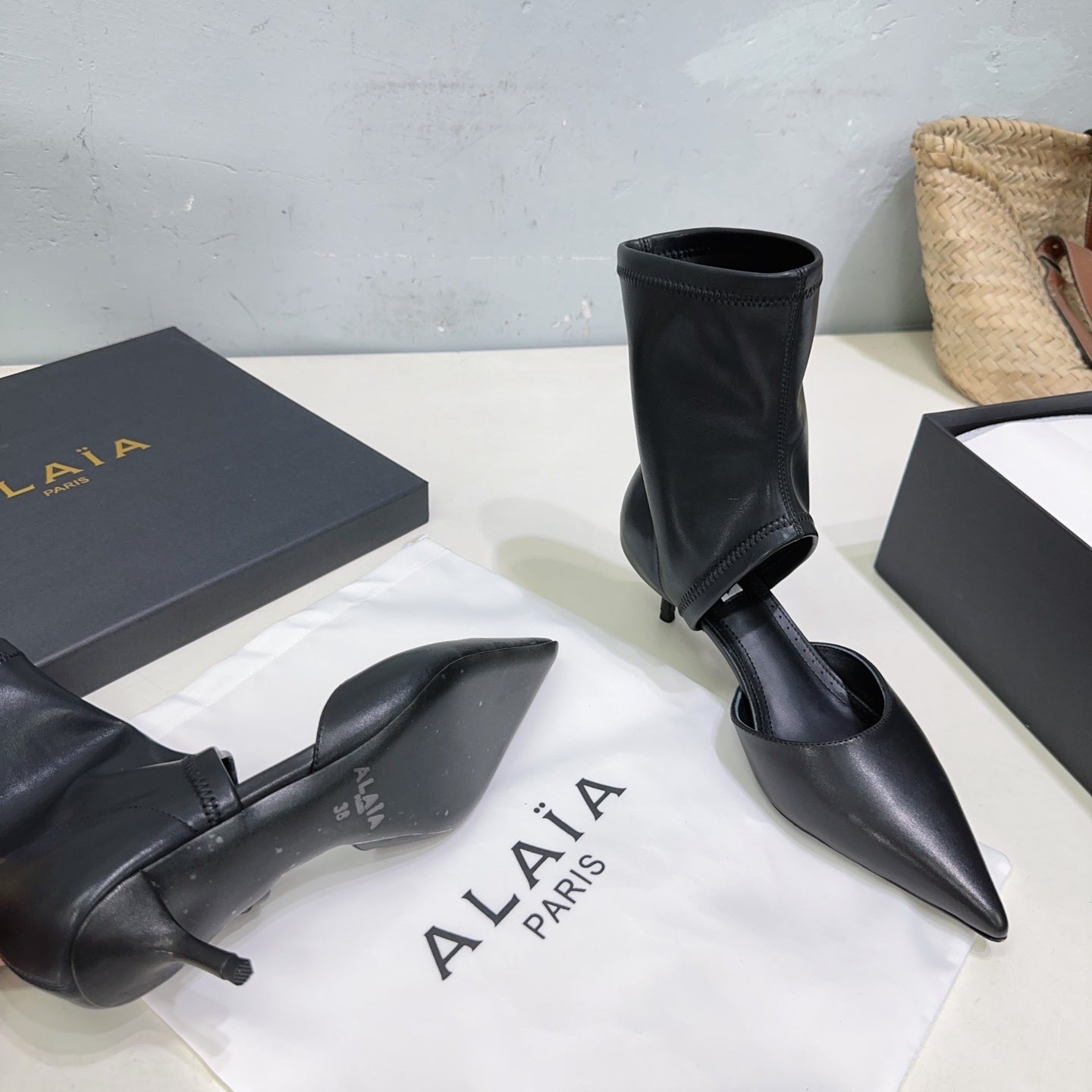 Alaia's new fall/winter ankle boots black sheepskin 388514