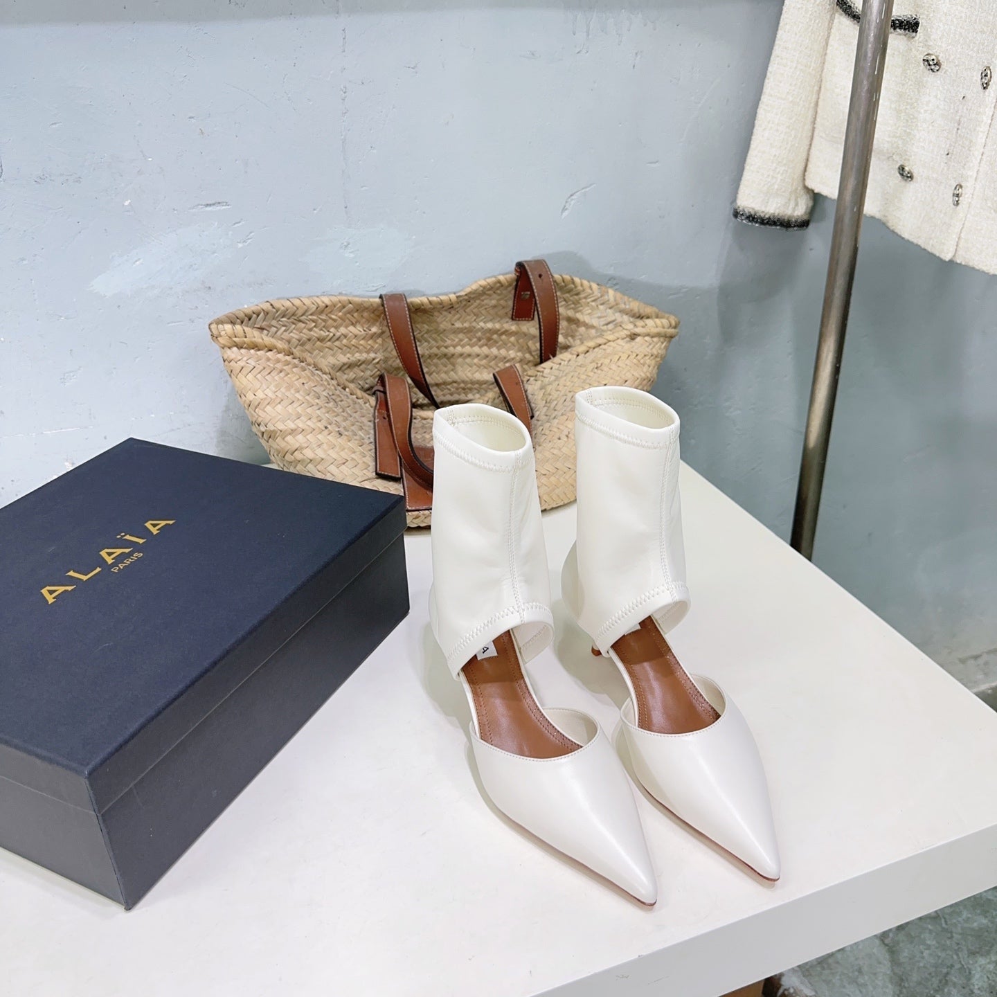 Alaia's new fall/winter ankle boots white sheepskin 388515