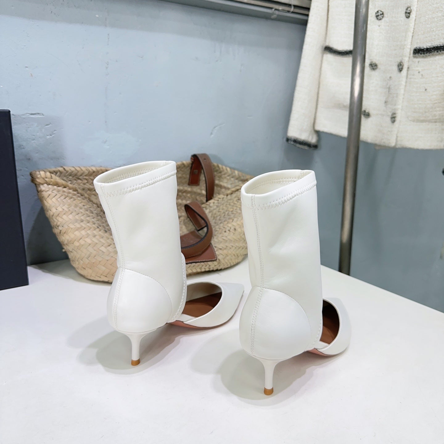Alaia's new fall/winter ankle boots white sheepskin 388515
