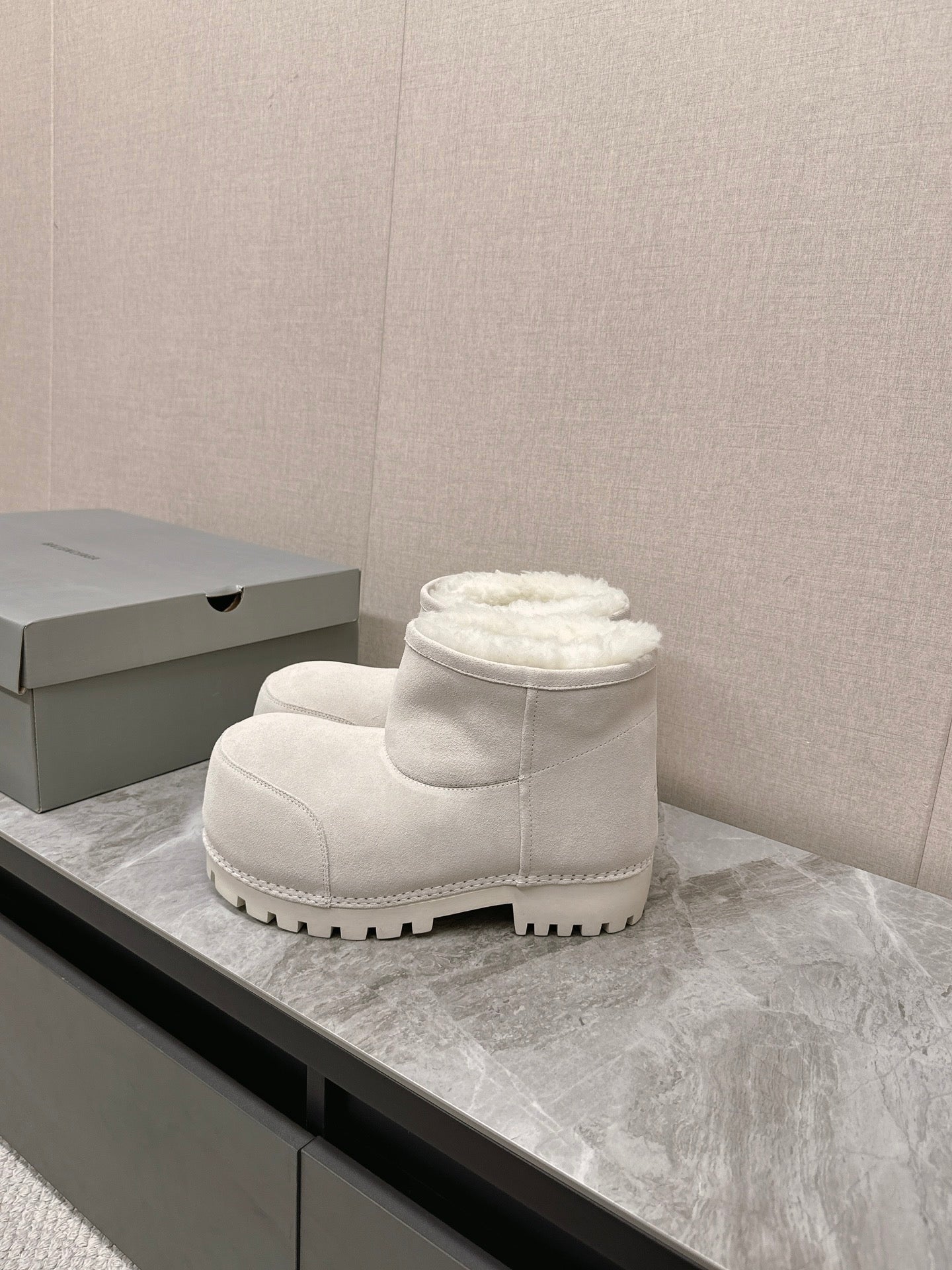 ALASKA BOOTIE IN WHITE SUEDE AND WOOL LINING