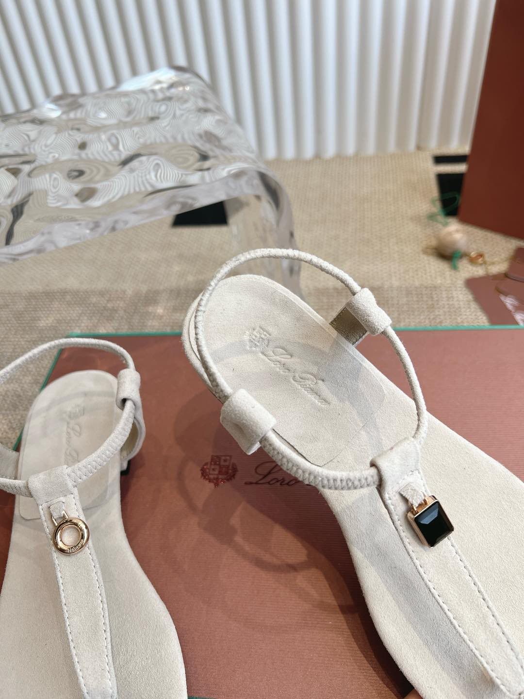 LP 25C Mindil Sandal White Suede 208094