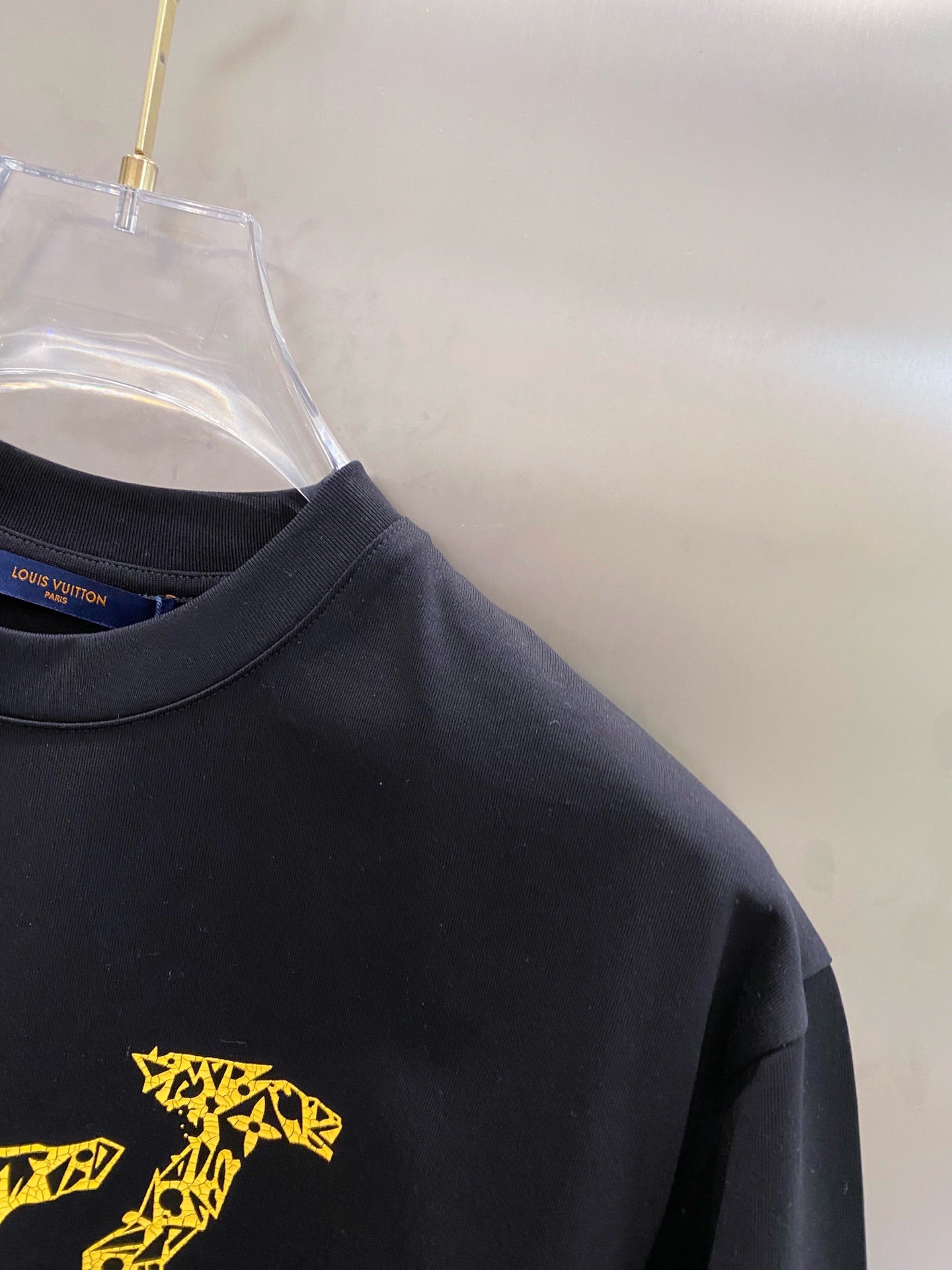 LV BLACK COTTON T-SHIRT YELLOW LOGO 238821