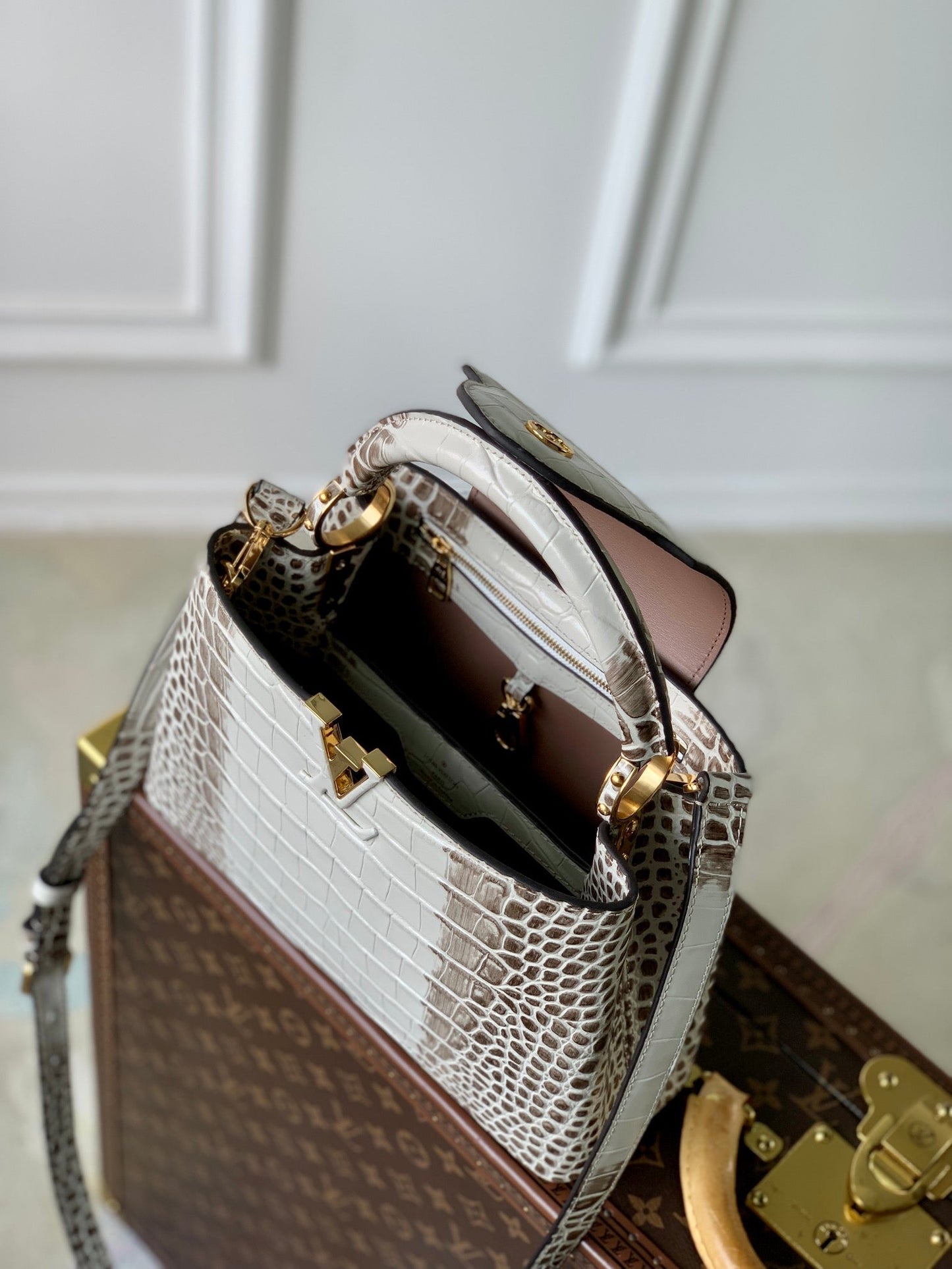 CAPUCINES BB 27 WHITE GREY TAURILLON GOLD HARDWARE