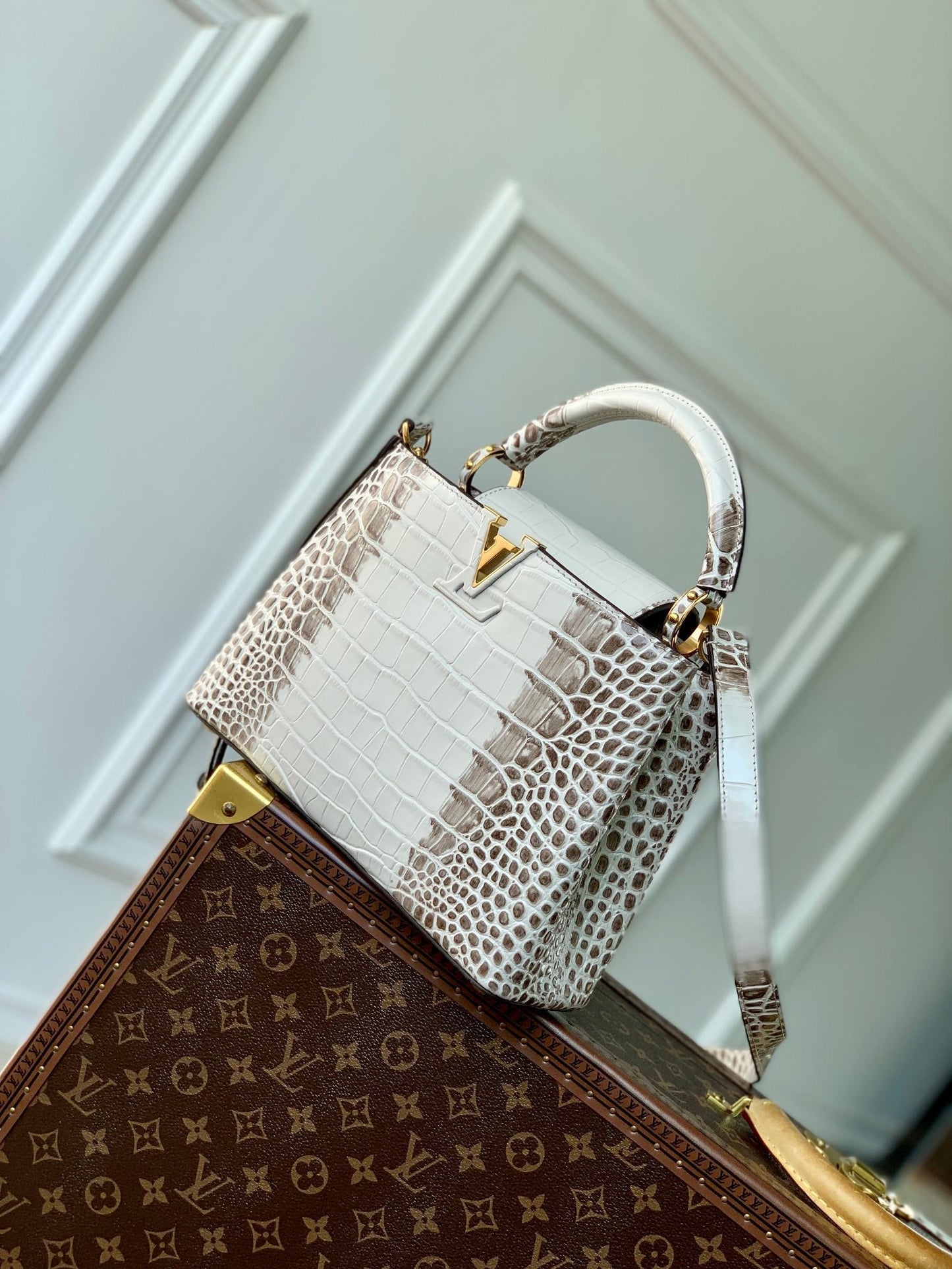 CAPUCINES BB 27 WHITE GREY TAURILLON GOLD HARDWARE