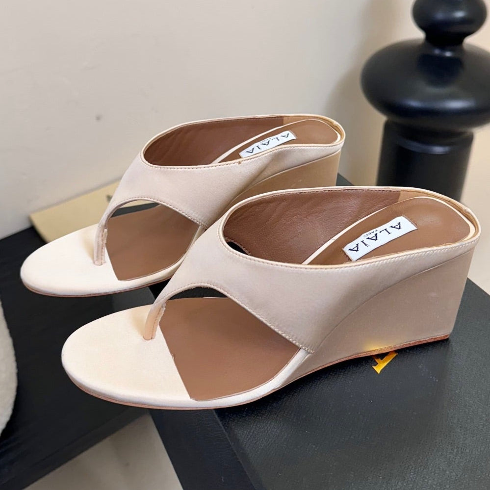 Alaia 25 Cube Thong Mules Nude Satin Sheepskin 297037