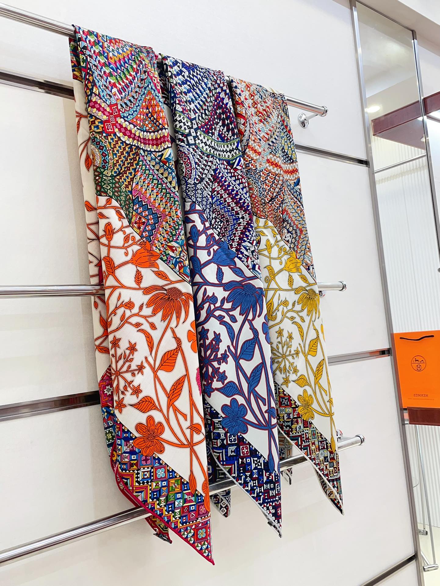 Le Jaguar Et Le Colibri Shawl 135 CM Yellow Colorful Cashmere And Silk 357903