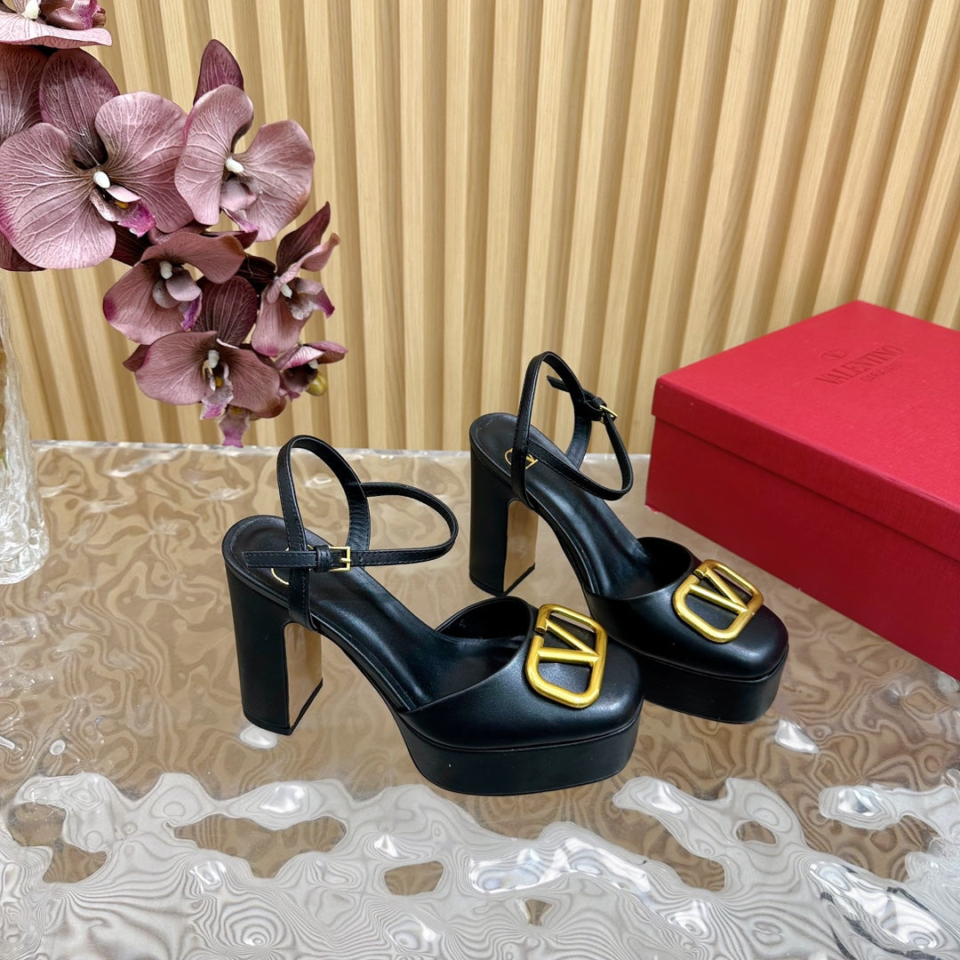 VT Signature 115mm Patent Leather Platform Pumps Black Calfskin 286473