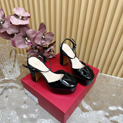 VT Signature 115mm Patent Leather Platform Pumps Black Calfskin 286476