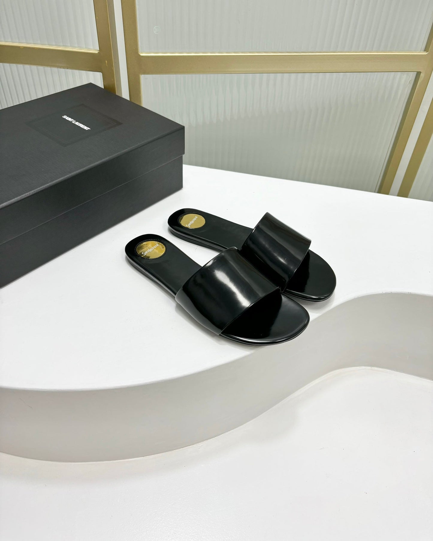CARLYLE SLIDES IN BLACK GLAZED LEATHER