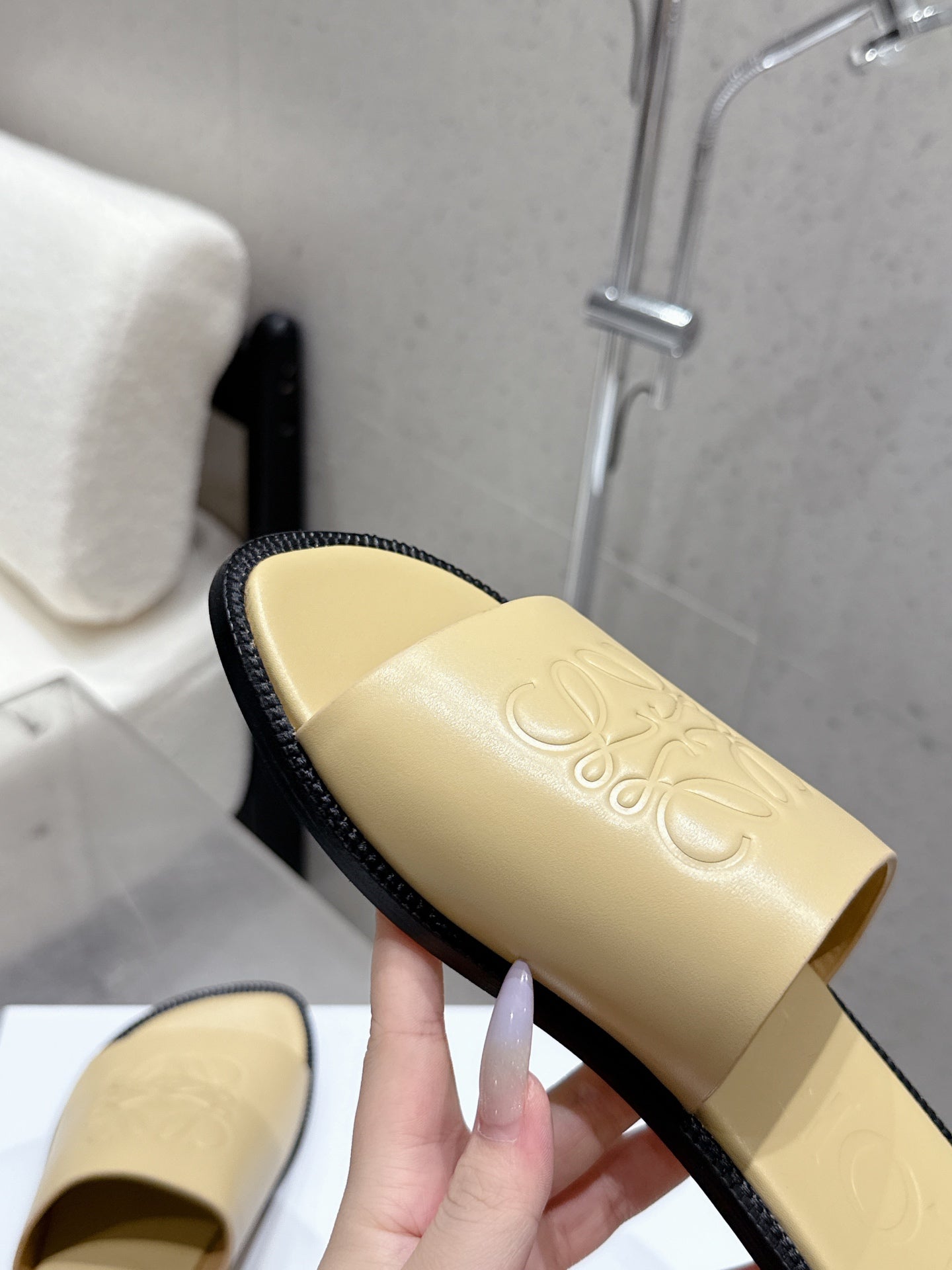Loewe 25 flat slippers beige calfskin