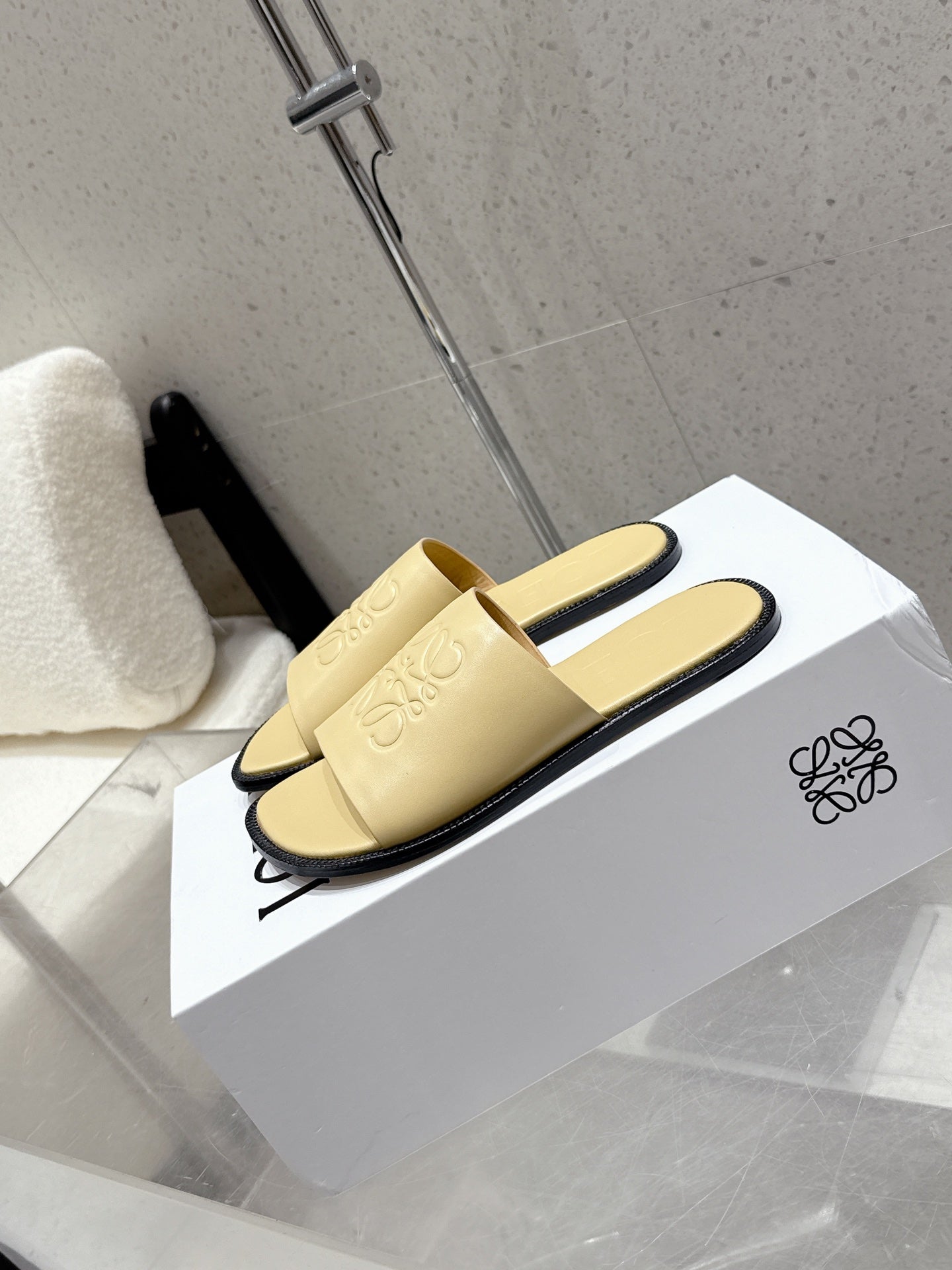 Loewe 25 flat slippers beige calfskin