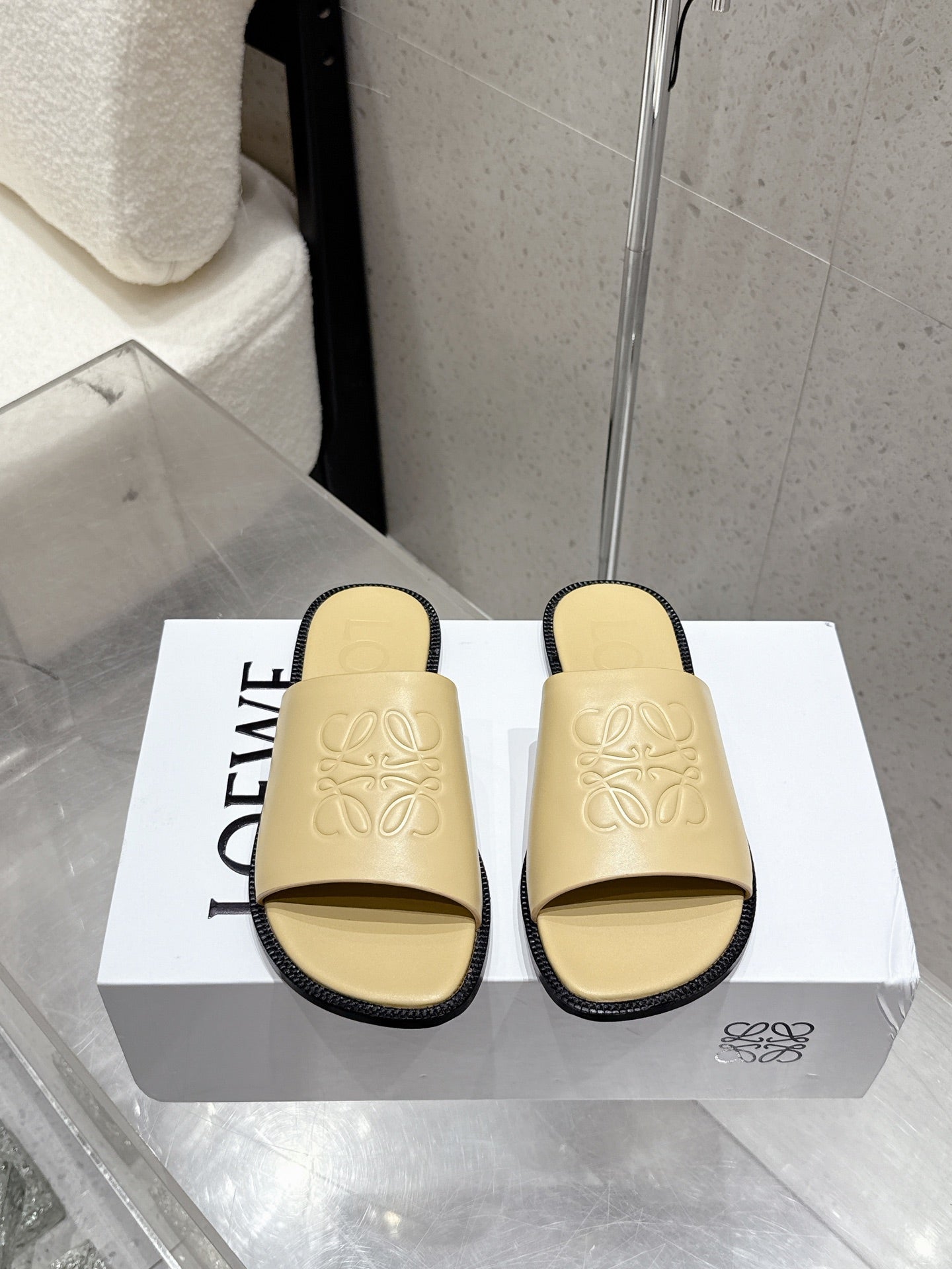 Loewe 25 flat slippers beige calfskin