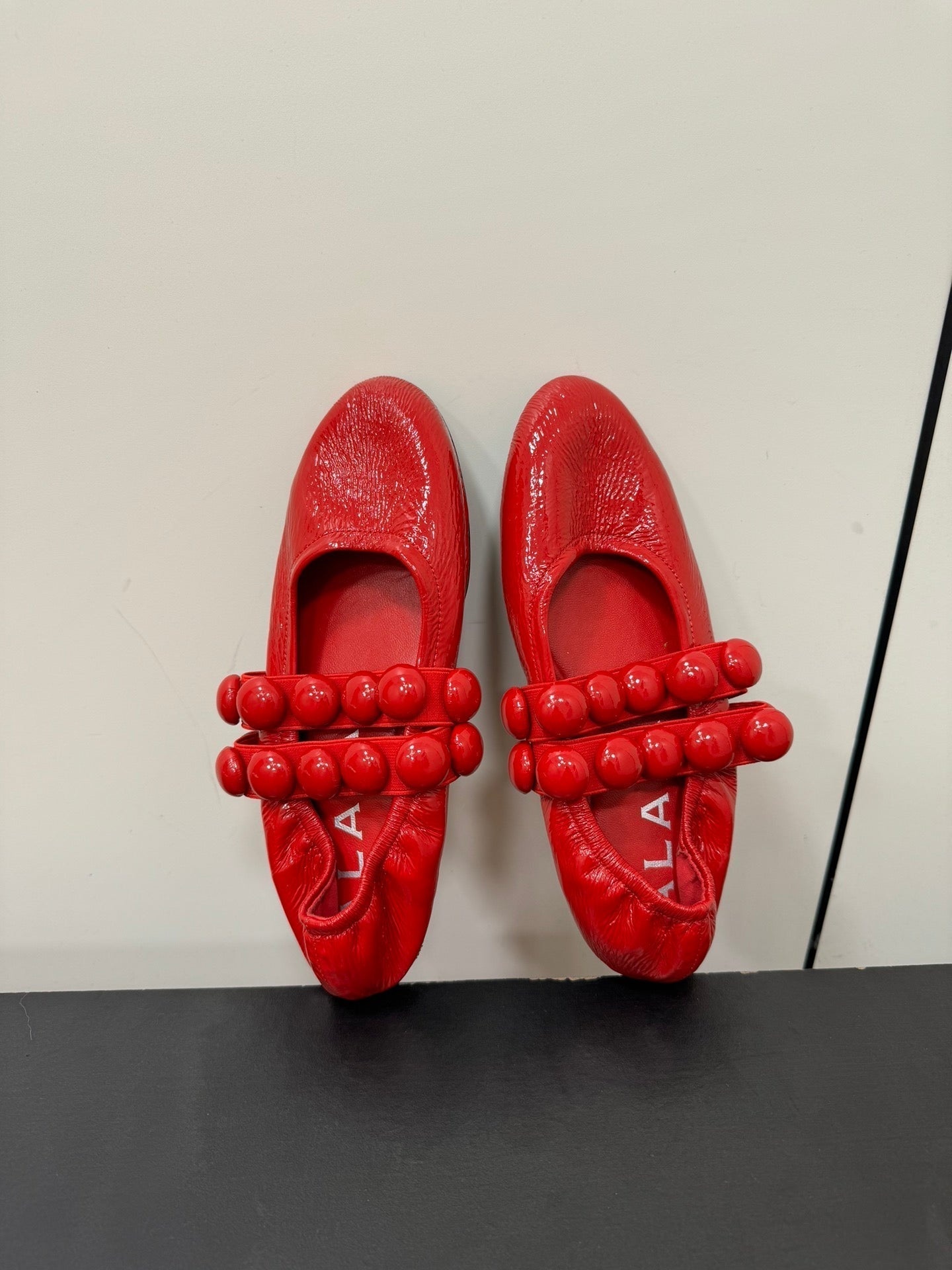 ALAIA SPHERE BALLET FLATS IN CHERRY RED LAMBSKIN