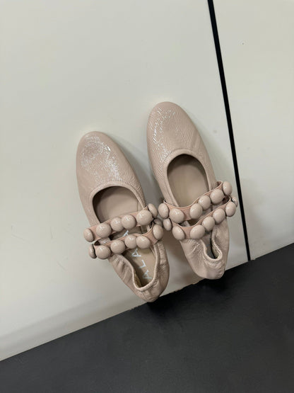 ALAIA SPHERE BALLET FLATS IN ALMOND BEIGE LAMBSKIN