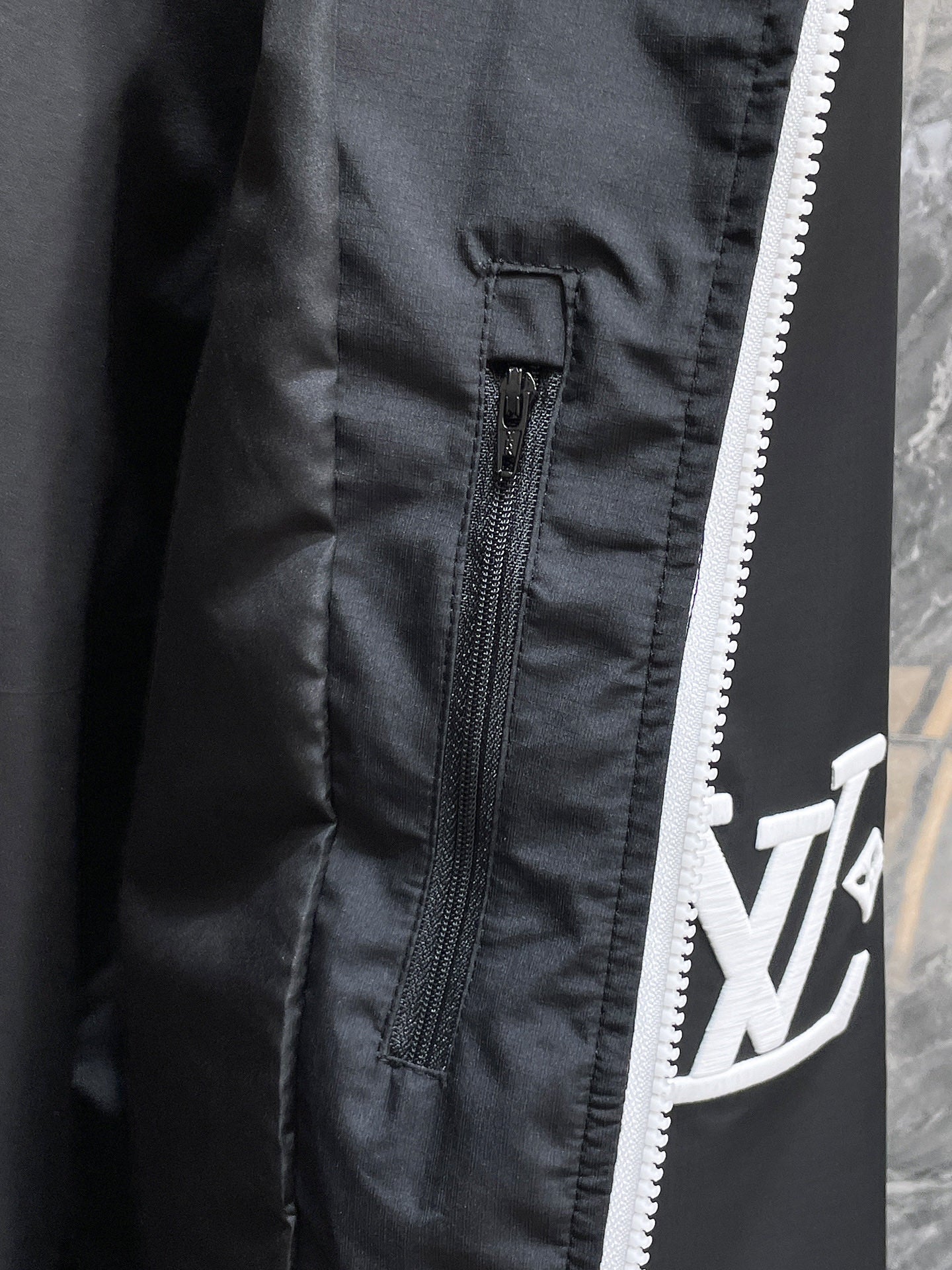 LV BLACK  JACKET 239571