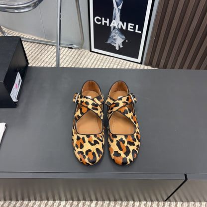 Alaila Criss Cross Ballet Flats In Beige Lambskin 996059