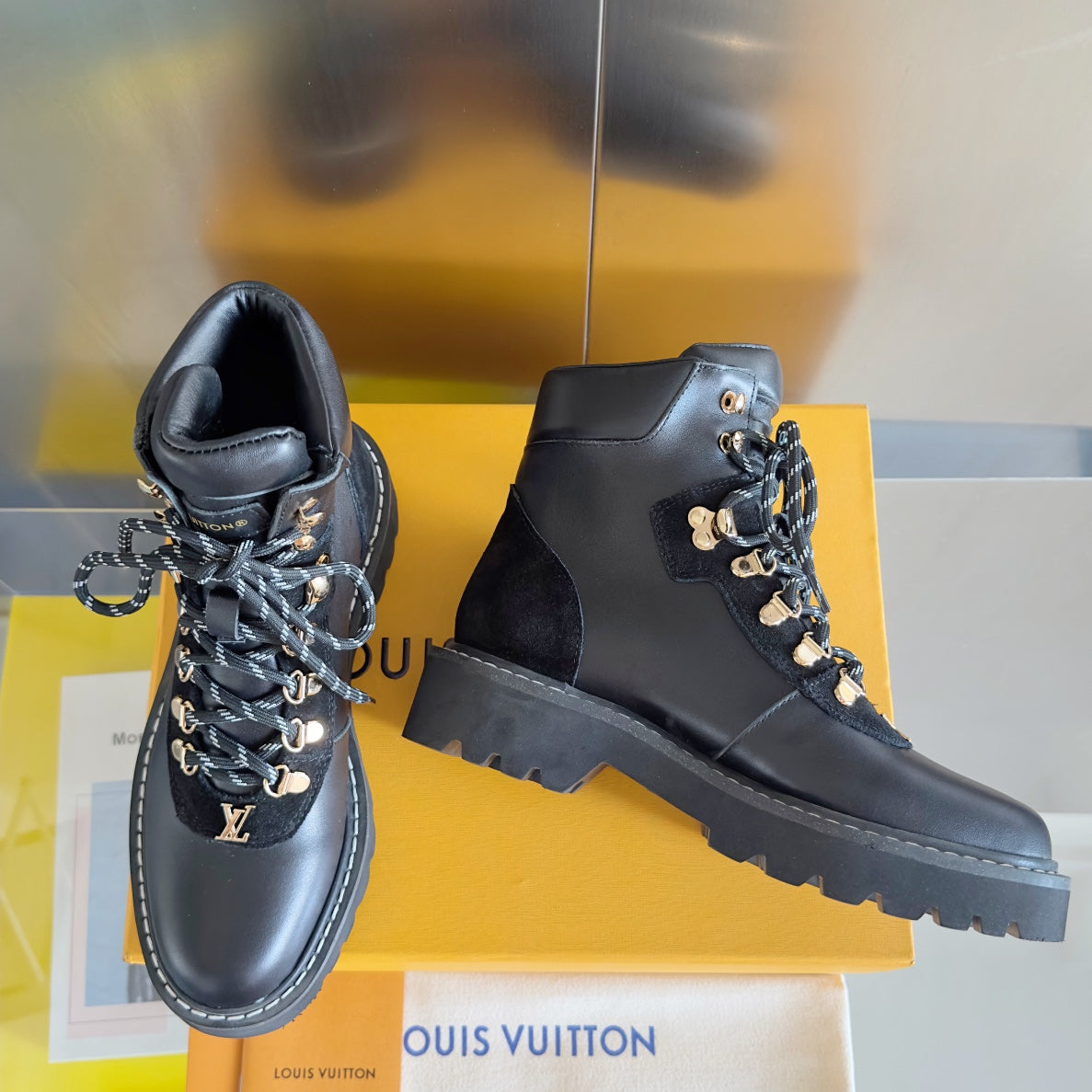 LV Territory Flat Ranger 40mm Black Cowhide