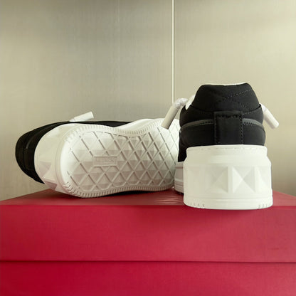 LOW-TOP SNEAKER IN WHITE NAPPA LEATHER AND BLACK TOILE ICONOGRAPHE FABRIC