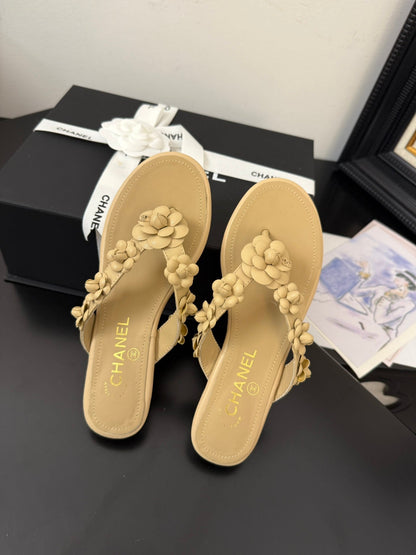 CC 25 Flower Thong Slippers Beige Cowhide 233417