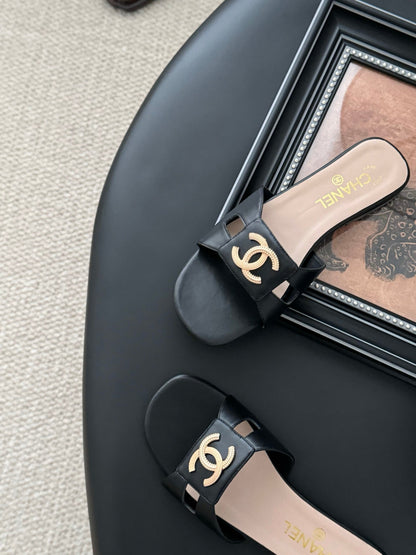 CC 25 Slippers Black Cowhide 305283