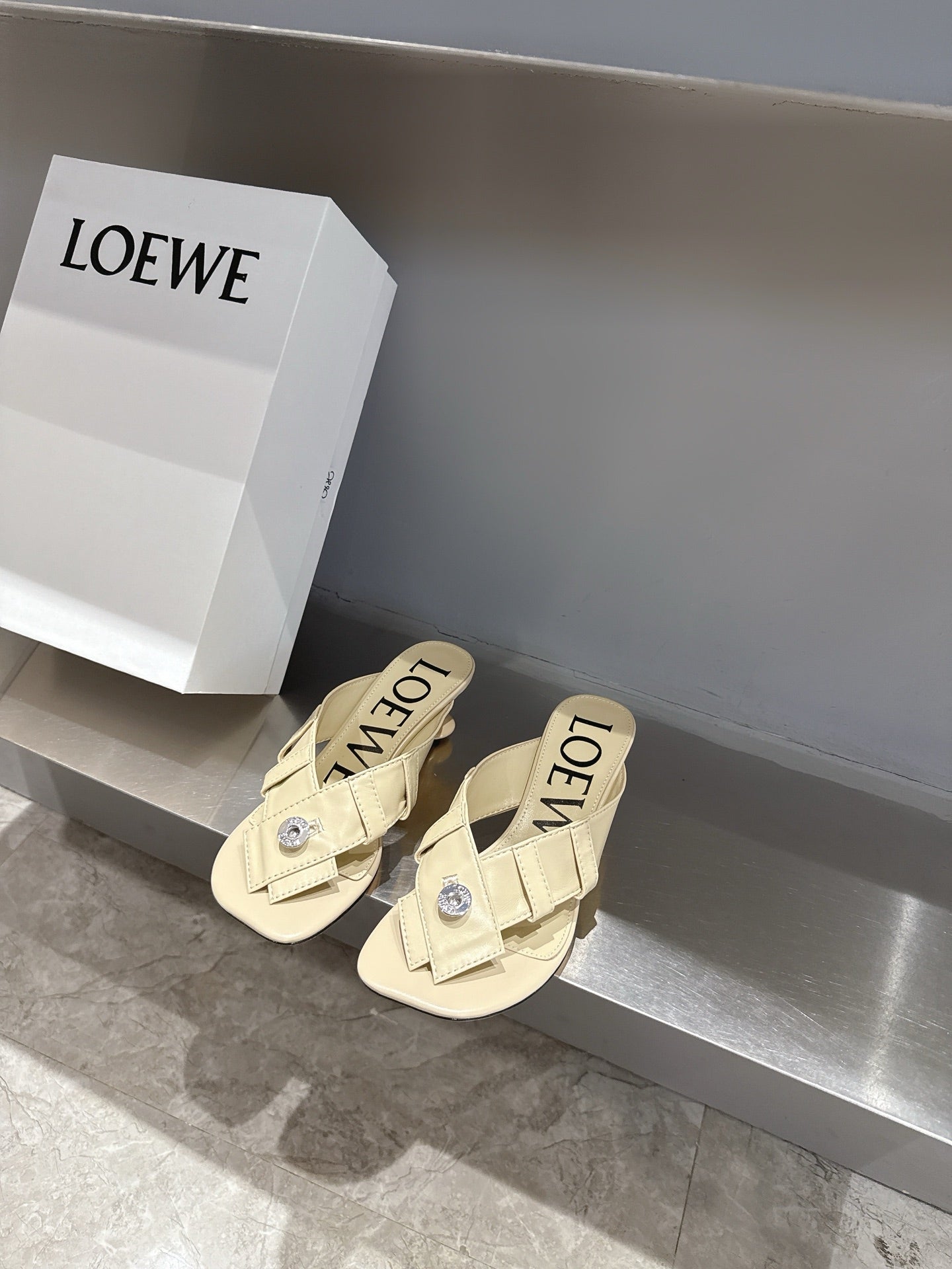 Loewe 25 Toy Panta Toe Thong 5cm Beige Sheepskin