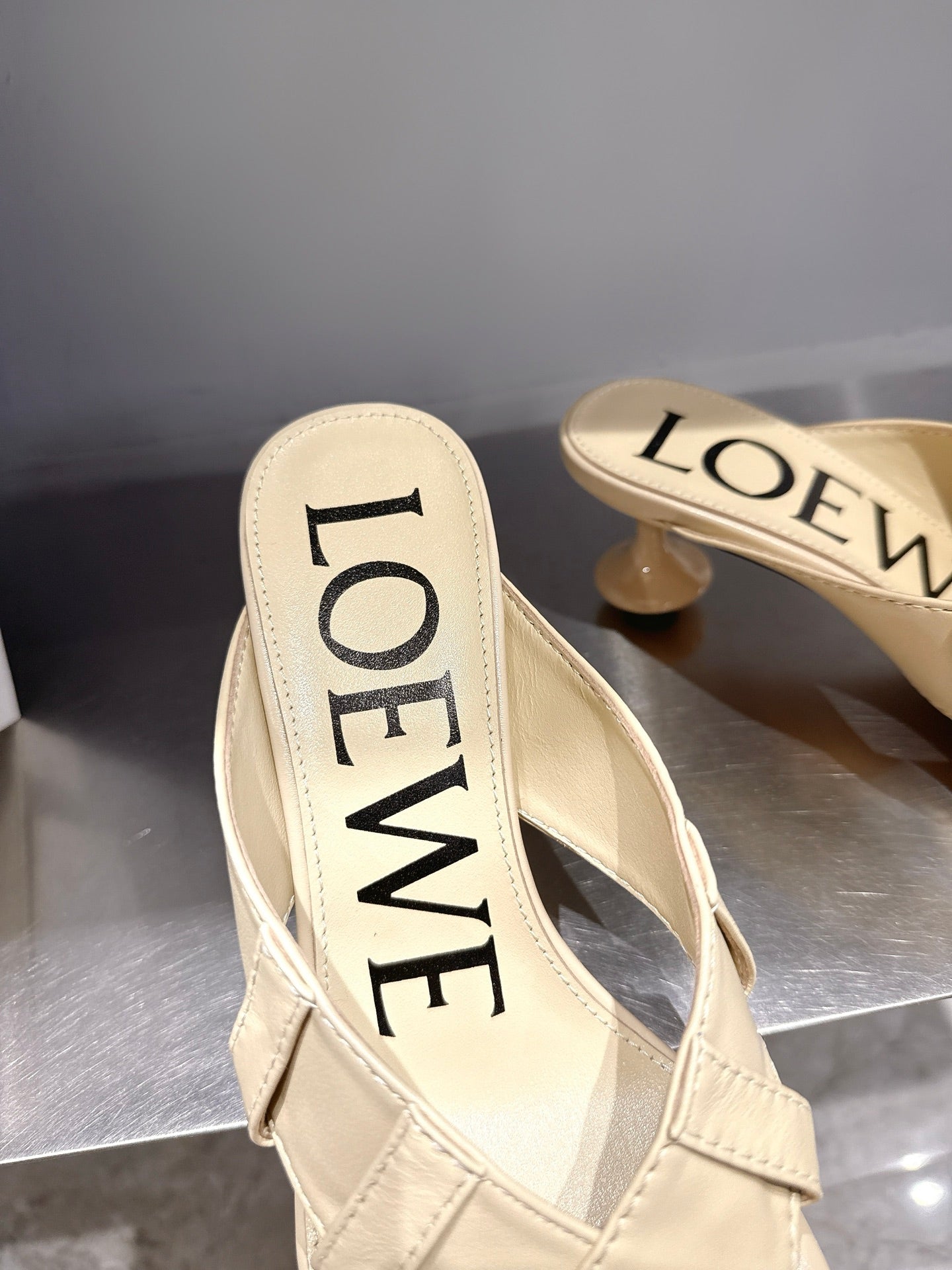 Loewe 25 Toy Panta Toe Thong 5cm Beige Sheepskin