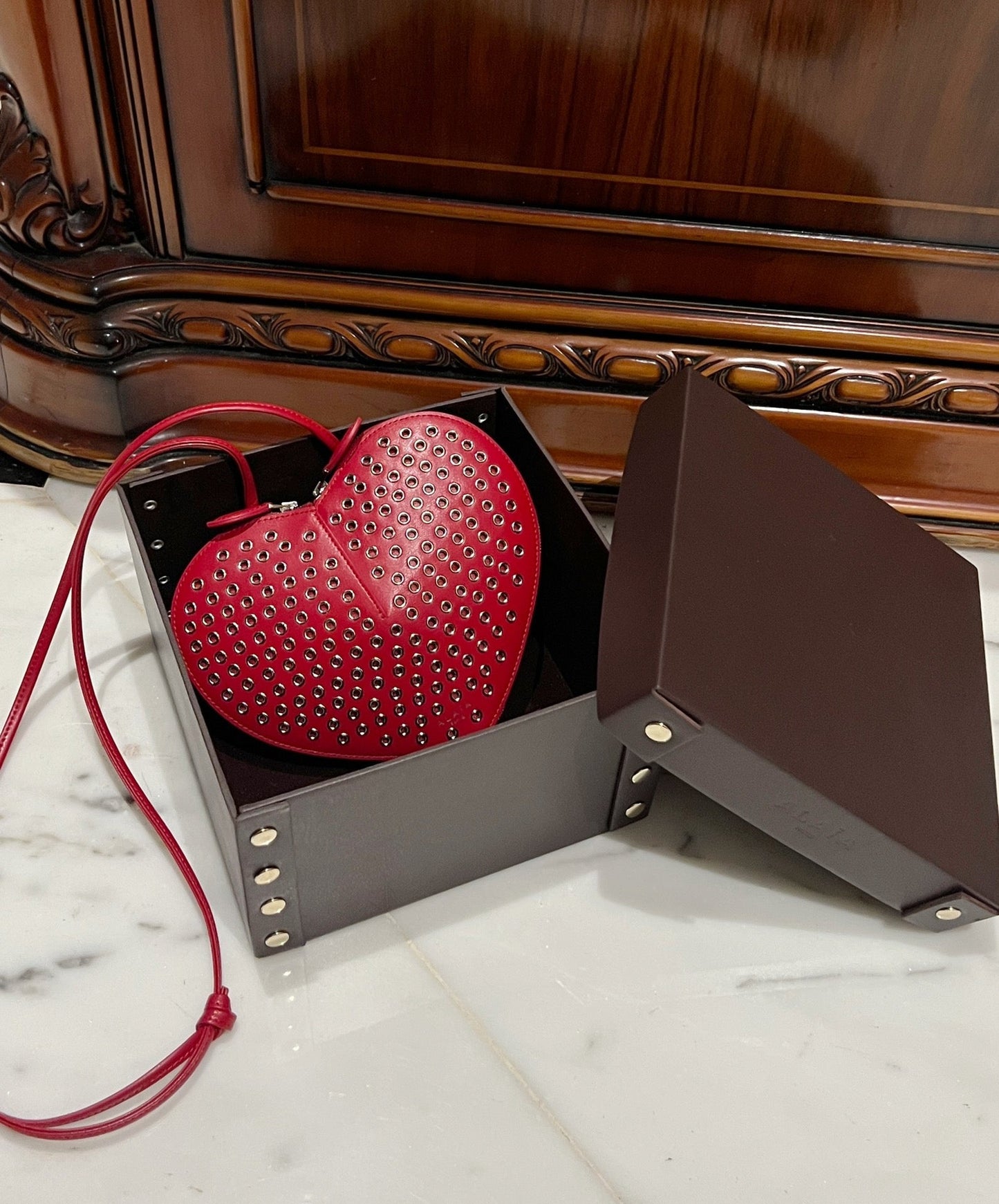 Le Coeur 21cm Red Metal Rivet Calfskin Shouder 243049