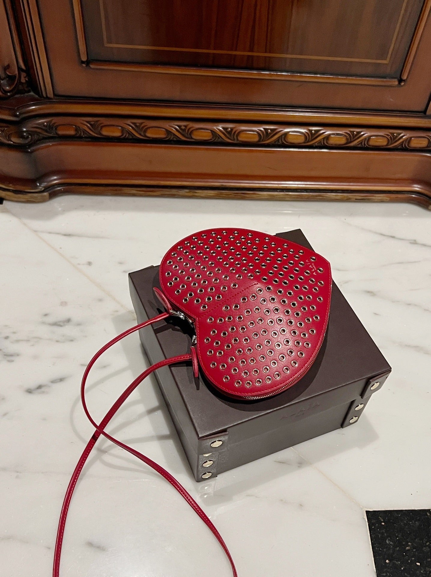 Le Coeur 21cm Red Metal Rivet Calfskin Shouder 243049