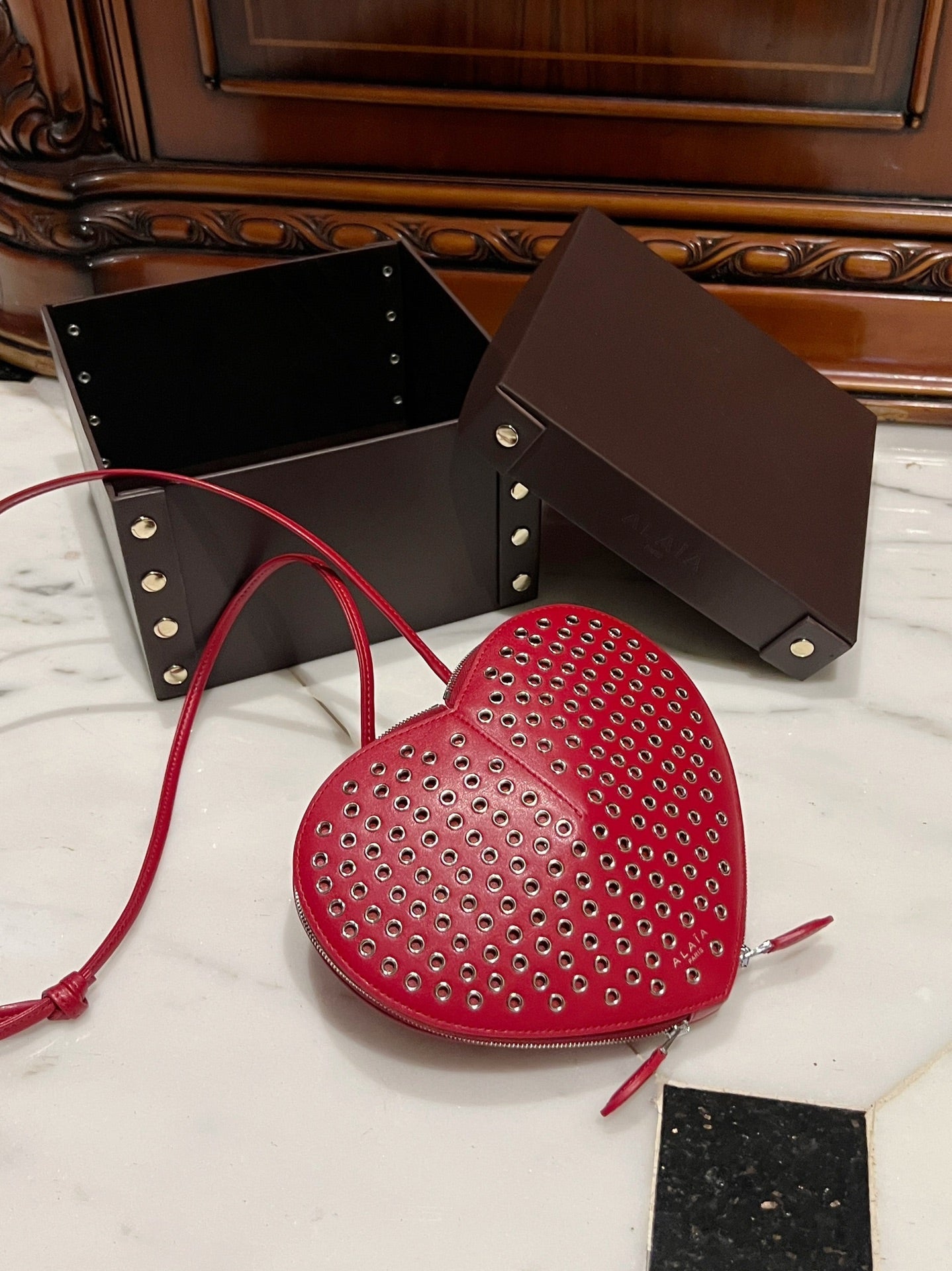Le Coeur 21cm Red Metal Rivet Calfskin Shouder 243049