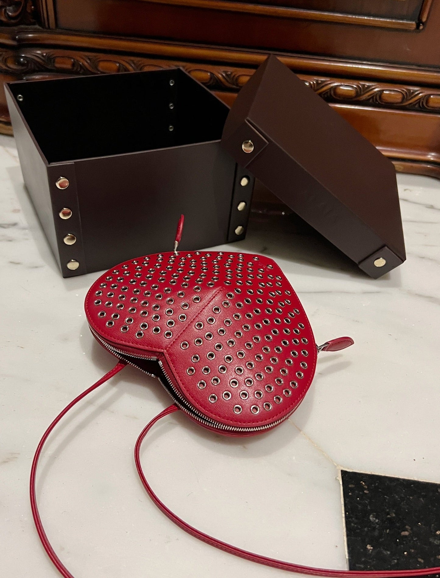 Le Coeur 21cm Red Metal Rivet Calfskin Shouder 243049