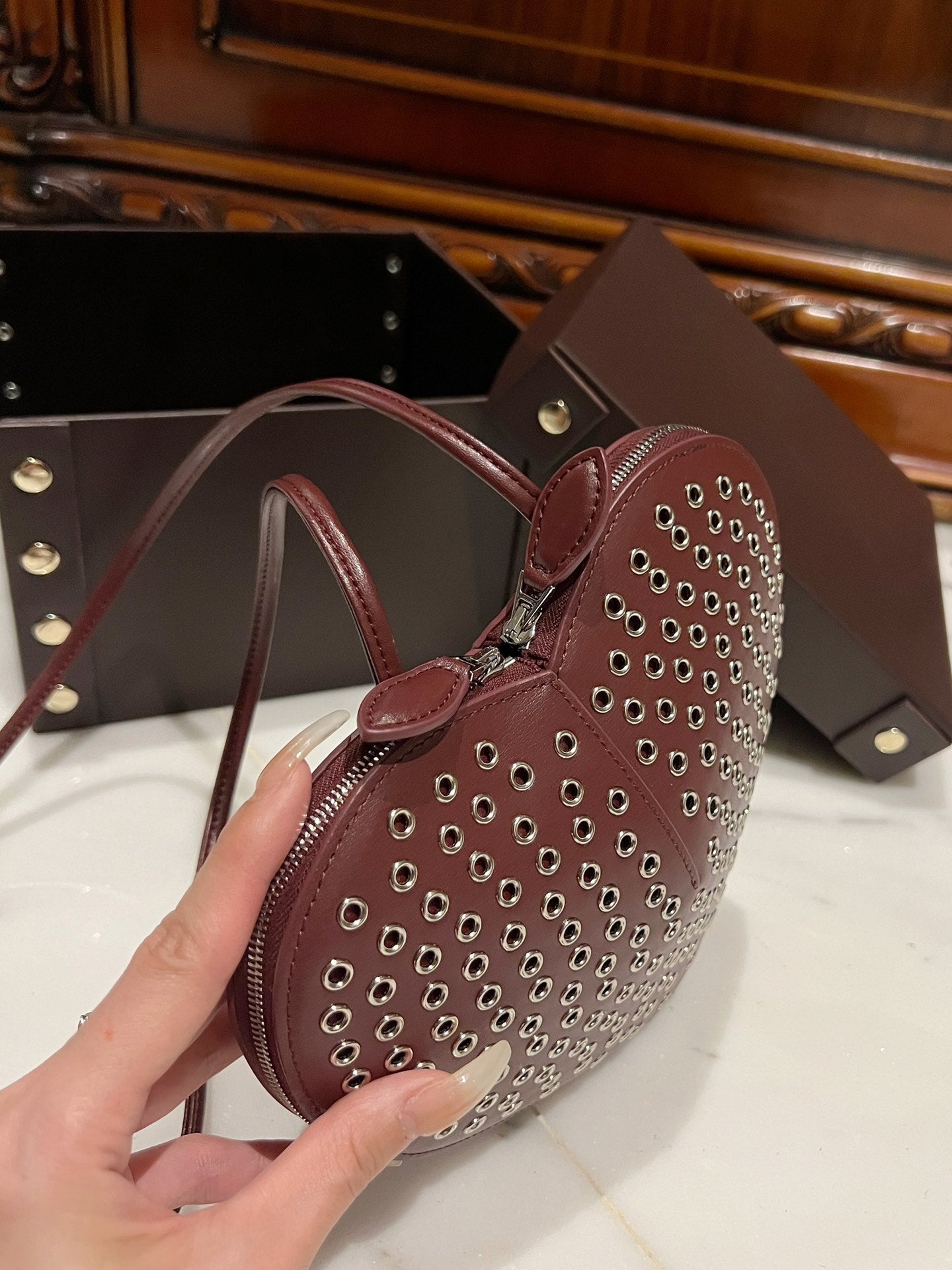 Le Coeur 21cm Burgundy Metal Rivet Calfskin Shouder 243047