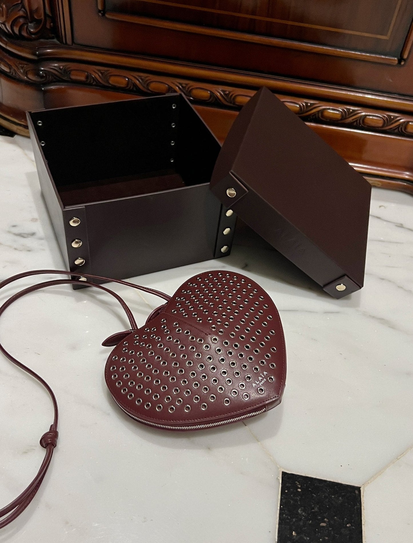 Le Coeur 21cm Burgundy Metal Rivet Calfskin Shouder 243047