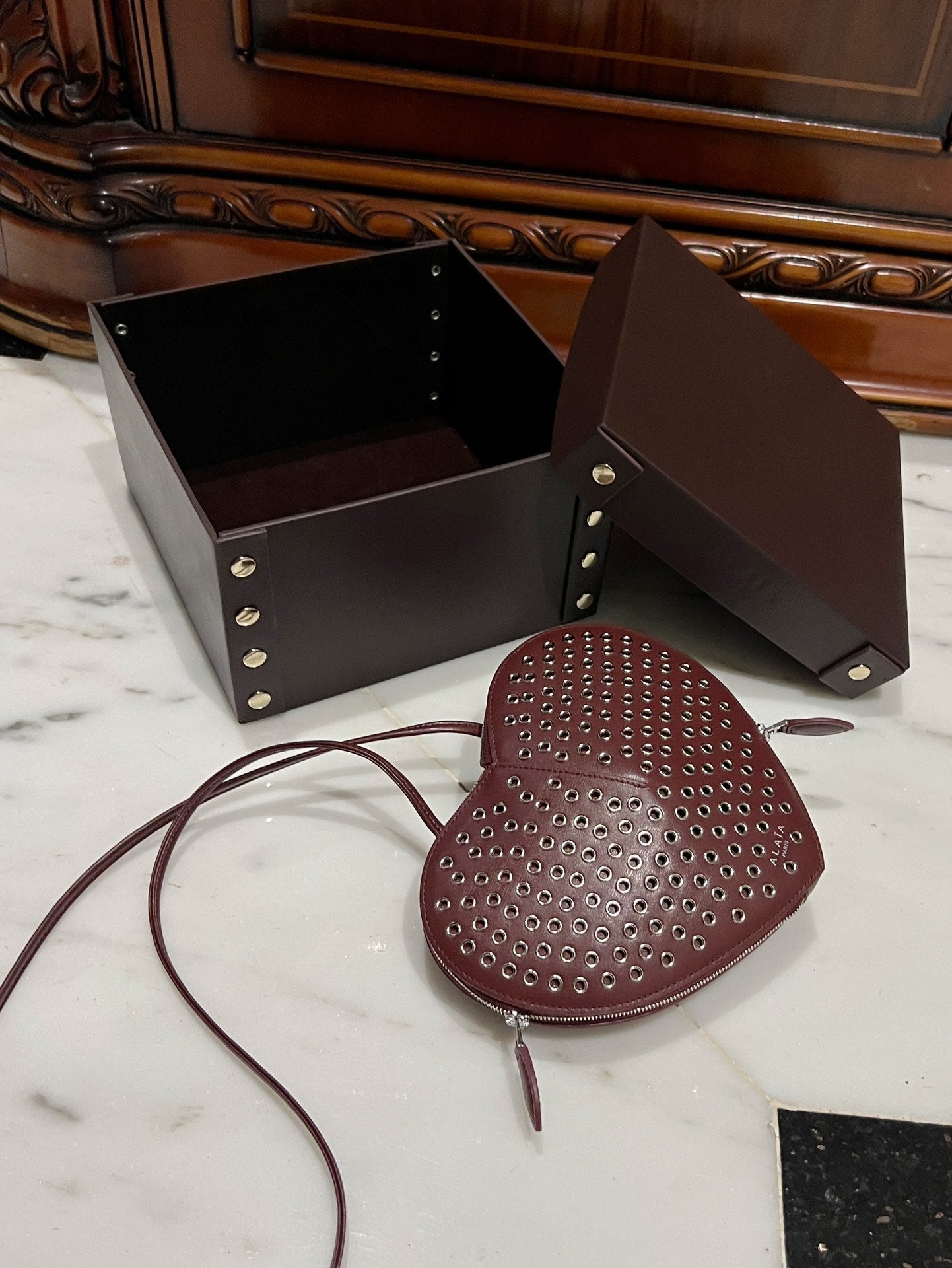 Le Coeur 21cm Burgundy Metal Rivet Calfskin Shouder 243047