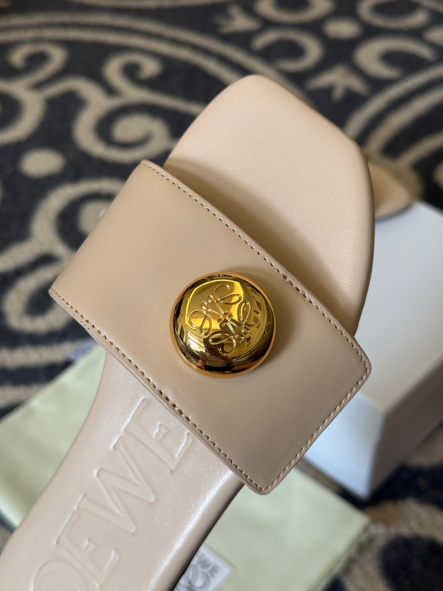 Loewe 25 Pebble Slide Beige Calfskin