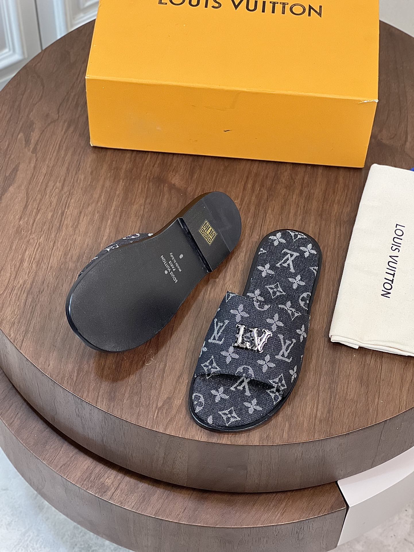 LV OASIS MULE BLACK MONOGRAM DENIM
