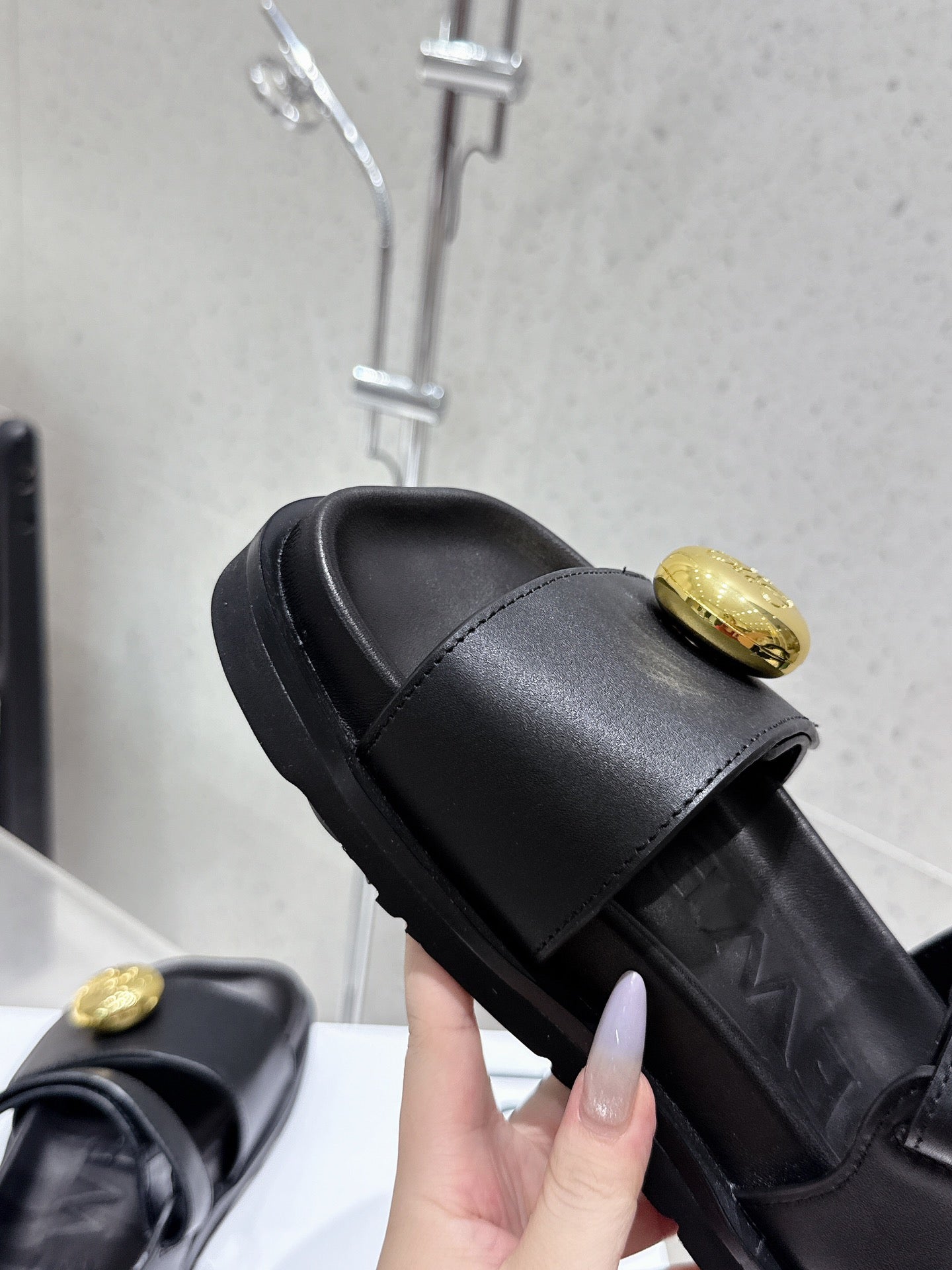 LOEWE 25ss sandals black gold sheepskin
