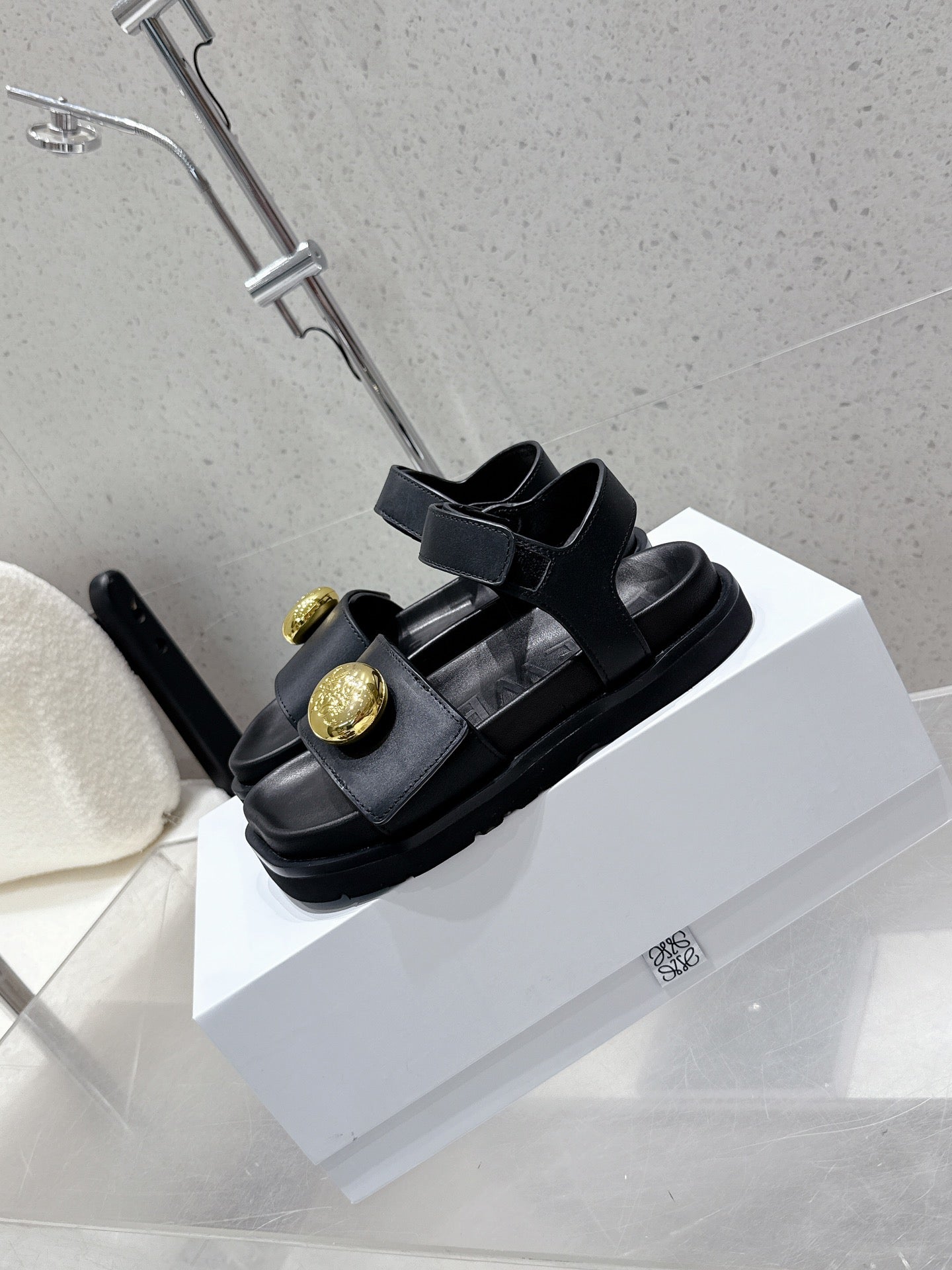 LOEWE 25ss sandals black gold sheepskin