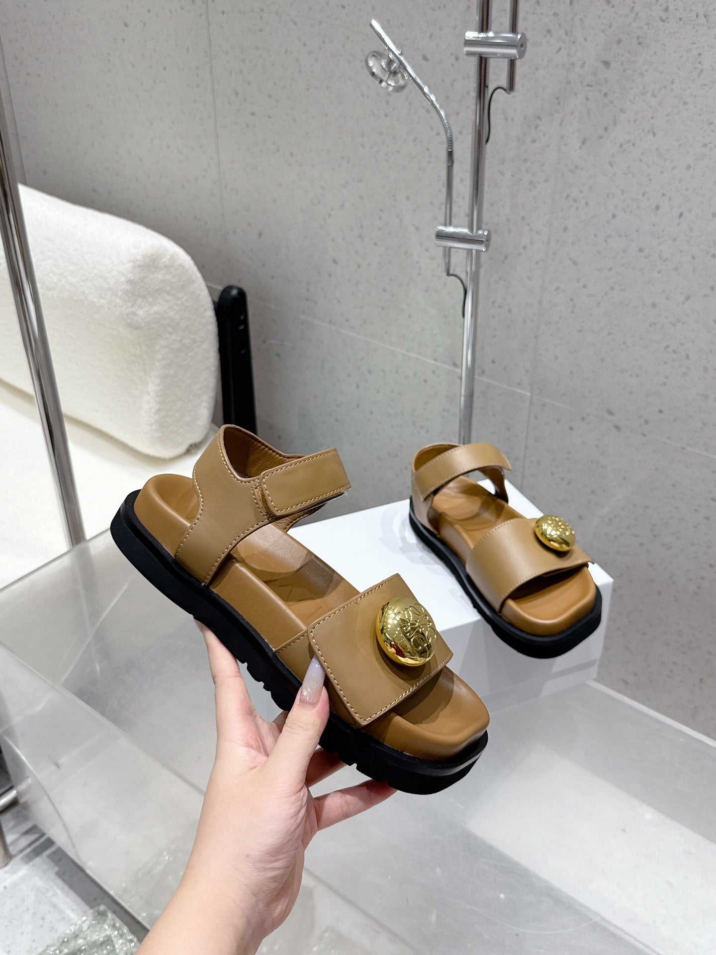 LOEWE 25ss sandals brown gold sheepskin