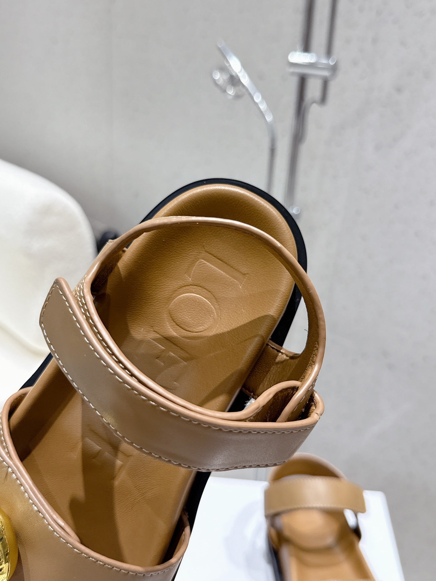 LOEWE 25ss sandals brown gold sheepskin