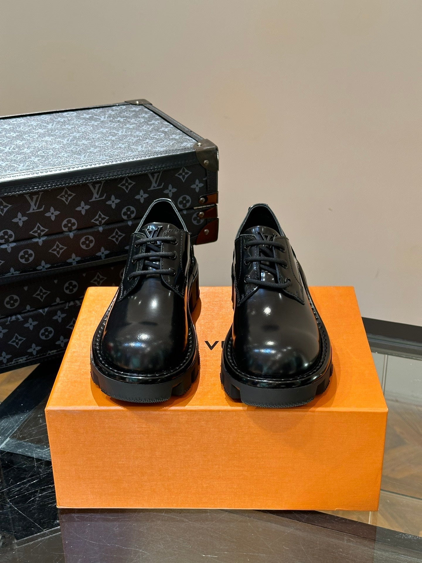 LV OXFORD SHOES IN BLACK CALFSKIN