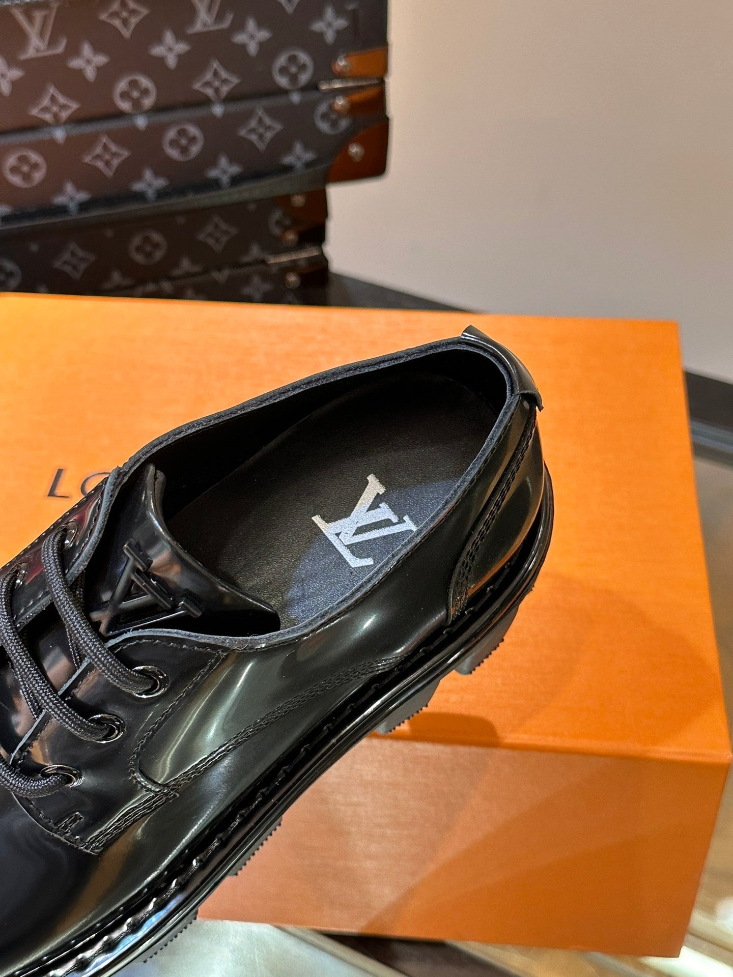LV OXFORD SHOES IN BLACK CALFSKIN