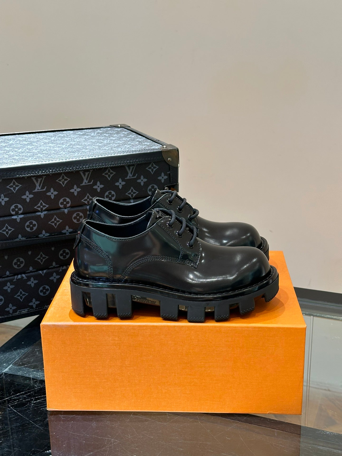 LV OXFORD SHOES IN BLACK CALFSKIN