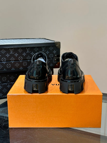 LV OXFORD SHOES IN BLACK CALFSKIN