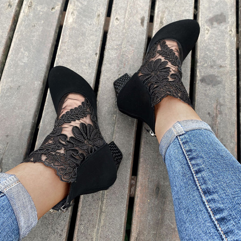 Noire Élégance Wildleder-Stiefeletten