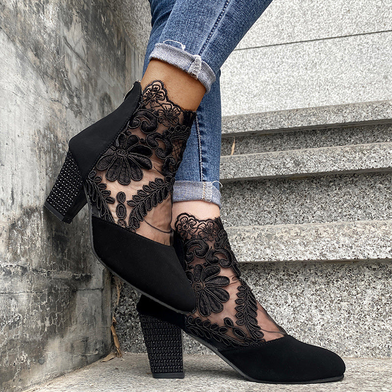 Noire Élégance Wildleder-Stiefeletten